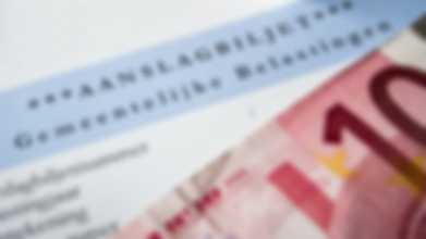 aanslagbiljet gemeentelijke belastingen met een tien euro biljet