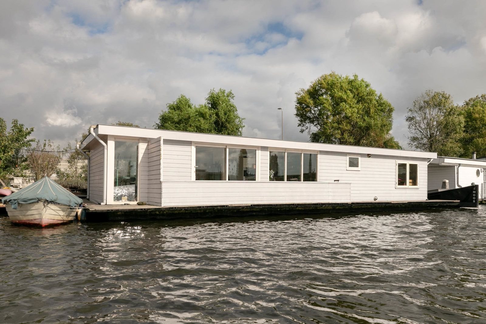 Woonboot op het water