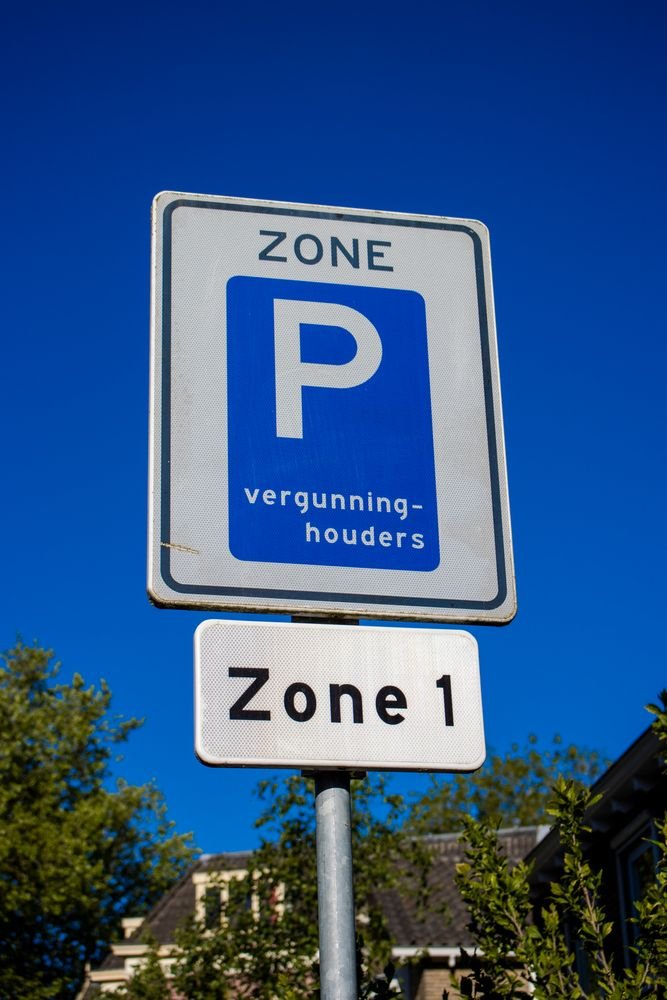Parkeerbord met een P van parkeren voor vergunningshouders