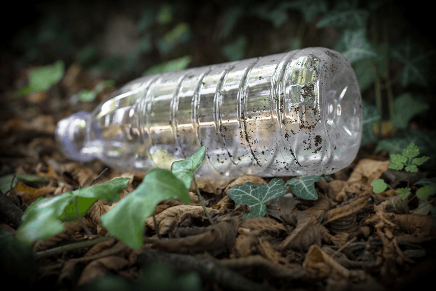 Afval van plastic flesje
